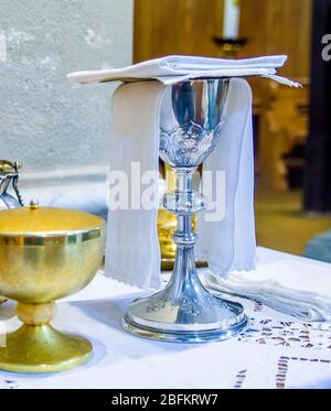 In der Kirche wird Wein zum Blut christi, und die Hostie wird zum Leib christi Stockfoto