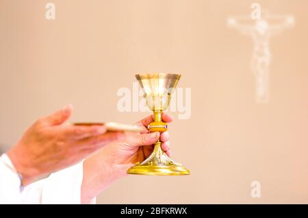 In der Kirche wird Wein zum Blut christi, und die Hostie wird zum Leib christi Stockfoto