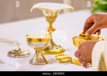 In der Kirche wird Wein zum Blut christi, und die Hostie wird zum Leib christi Stockfoto