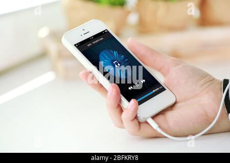 Musik Smartphone in weiblicher Hand, auf hellen Hintergrund Stockfoto