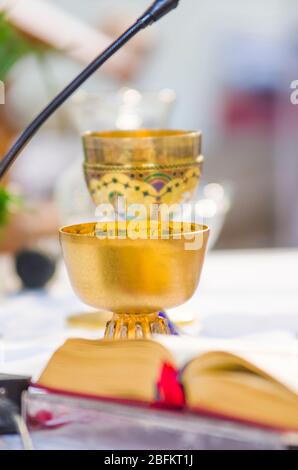 In der Kirche wird Wein zum Blut christi, und die Hostie wird zum Leib christi Stockfoto