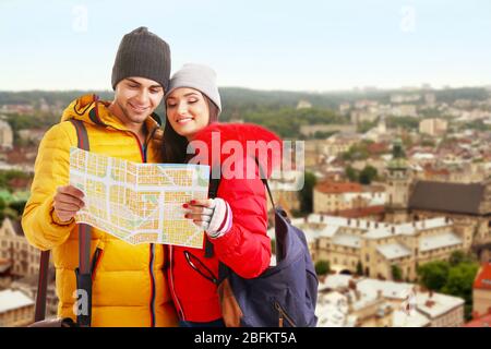 Ein Paar glückliche Touristen auf Stadthintergrund Stockfoto