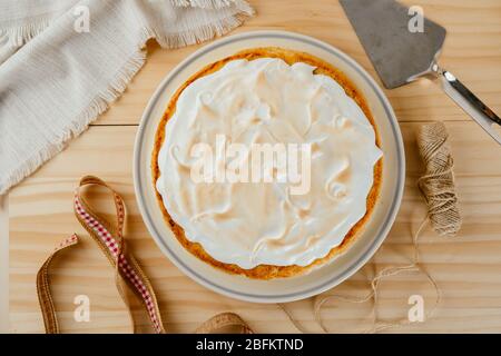 Draufsicht auf einen köstlichen drei-Milch-Kuchen auf einem Kiefernholz Hintergrund, typisch lateinamerikanischen Dessert Stockfoto