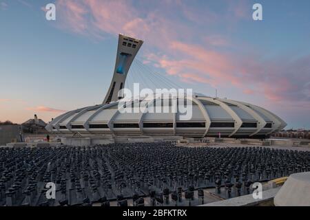 Montreal Olympiastadion mit Regenbogenfarben Beleuchtung für #cavabienaller am 31. März 2020 während der Haft Stockfoto