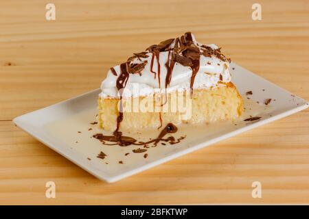 Drei Milchkuchen mit Schokoladensirup Stockfoto