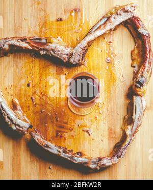 BBQ Spareribs schneiden Liebe auf einem Holzset Stockfoto