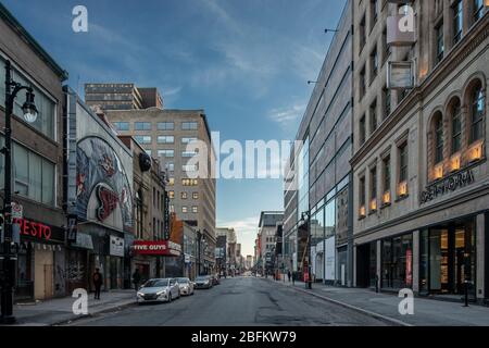 Kein Verkehr auf Ste Catherine Street W in der Nähe des Eaton Centre in der Innenstadt von Montreal an einem Samstagabend während der Haft / Quarantäne Stockfoto