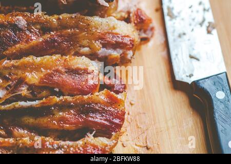 BBQ Spare Schweinerippchen. Scharf-würziger Grill auf Holzset und Messerschnitt Stockfoto