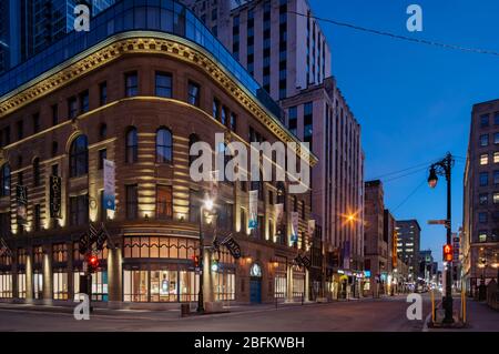 Birks Store auf Ste Catherine Street in der Innenstadt von Montreal an einem Samstagabend während der Haft / Quarantäne Stockfoto