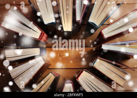 Herz der Bücher, auf Holzhintergrund über Schnee-Effekt Stockfoto