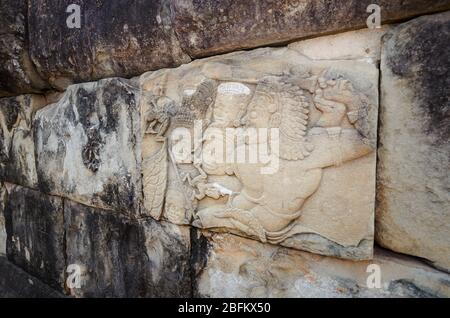 Detail der Reliefschnitzerei des Kriegers in der Hindu-Mythologie, auf dem Wat Bakong alten Tempel in Angkor Wat, Siem Reap, Kambodscha Stockfoto