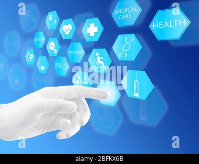 Nahaufnahme der Hand in Gummihandschuh, der mit virtuellem Bildschirm arbeitet Stockfoto