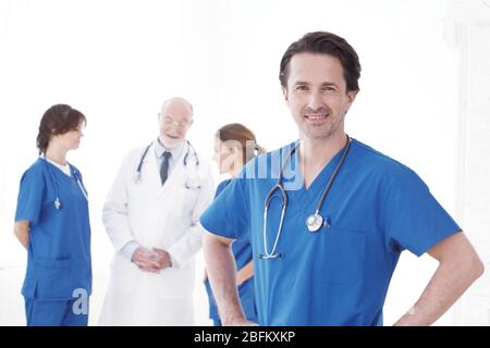 Gruppe glücklicher erfolgreicher Kollegen Ärzte Studio isoliert auf weißem Hintergrund Stockfoto