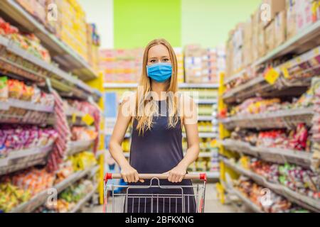 Alarmierte Frau trägt medizinische Maske gegen Coronavirus beim Lebensmitteleinkauf im Supermarkt oder Laden- Gesundheit, Sicherheit und Pandemie-Konzept - jung Stockfoto