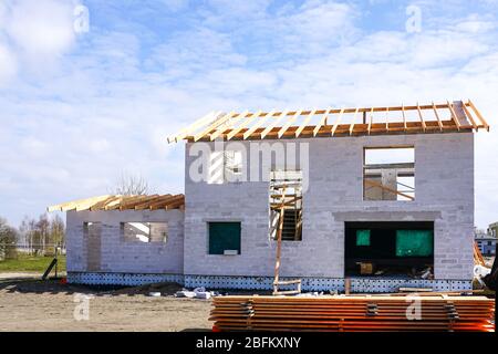 Neues zweistöckiges Wohnhaus im Bau Stockfoto