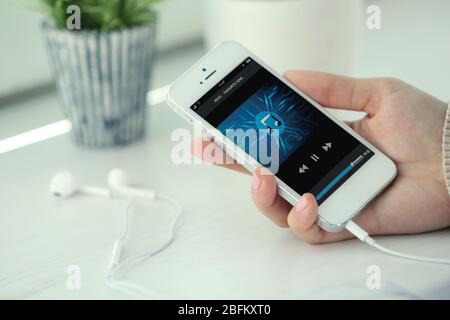 Musik Smartphone in weiblicher Hand, auf hellen Hintergrund Stockfoto