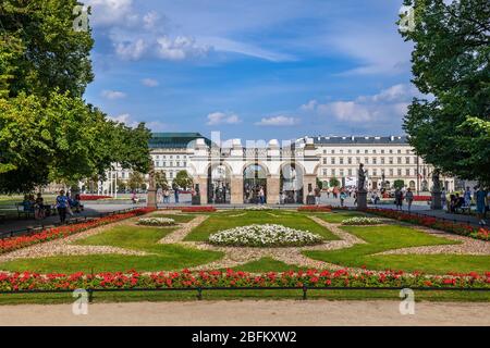 Warschau, Polen - 13. August 2019: Sächsischer Garten und Grabmal des unbekannten Soldaten, Wahrzeichen der Stadt Stockfoto