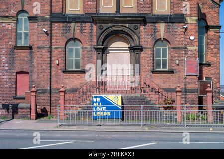 Der Lehrer Danny McVeigh hat den Spitznamen Burley Banksy, nachdem er rund ein Dutzend elektrische Boxen in der Nähe der Elland Road und in anderen Teilen von Leeds. Denkmal für den Fußballer Norman Hunter aus Leeds United (29. Oktober 1943 – 17. April 2020). Ein englischer Fußballspieler, der für Leeds United, Bristol City, Barnsley und England spielte. Er war Teil der FIFA-Weltmeisterschaft 1966 und erhielt 2007 eine Siegermedaille. Hunter, der 28 Auftritte für England hatte, wurde am Freitag, den 10. April 20200, mit dem Coronavirus ins Krankenhaus eingeliefert und starb am folgenden Freitag, den 17. April, im Alter von 73 Jahren. Stockfoto