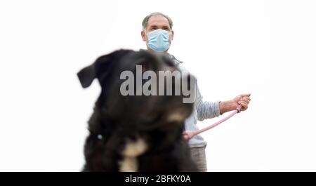 Ein Mann geht mit seinem Hund nach draußen, nachdem Spanien eine Sperre auferlegt hatte, um die Ausbreitung der Coronavirus-Krankheit in Murcia, Spanien, 19. April 2020, zu verlangsamen Stockfoto