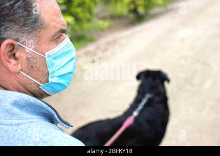 Ein Mann geht mit seinem Hund nach draußen, nachdem Spanien eine Sperre auferlegt hatte, um die Ausbreitung der Coronavirus-Krankheit in Murcia, Spanien, 19. April 2020, zu verlangsamen Stockfoto