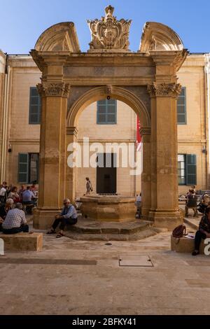 Valletta, Malta - Oktober 13, 2019: Nationalmuseum der Schönen Künste, Innenhof mit Bogenportal Stockfoto