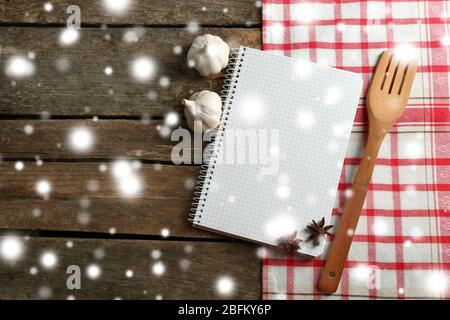 Rezeptbuch auf Holzhintergrund über Schnee-Effekt Stockfoto