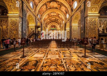 Valletta, Malta - 10. Oktober 2019: Kathedrale St. John Co Hochbarocke Innenausstattung, Kirche, die vom Johanniterorden des Hl.Johannes im 16. Jahrhundert erbaut wurde Stockfoto