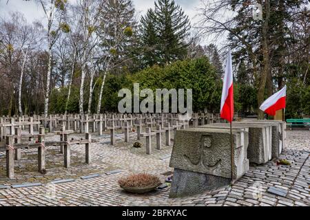 Warschau, Polen - 21. März 2020: Powazki Militärfriedhof mit Gräbern von Soldaten, die 1944 im Warschauer Aufstand im Zweiten Weltkrieg kämpften und starben Stockfoto