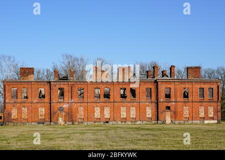 Verlassene große ruiniert zweistöckigen roten Backsteinhaus Stockfoto