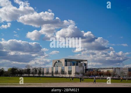 9. April 2020, Berlin, das Bundeskanzleramt im Regierungsbezirk Berlin verwithte an einem schönen Frühlingstag nach dem Abendessen mit schönen Wetterwolken. Das langgestreckte Gebäude läuft fast bis zur Spree. Das Kanzleramt ist die höchste Bundesbehörde und für die Unterstützung der Bundeskanzlerin zuständig. Rezeption über dem Platz der Republik. Weltweit verwendet Stockfoto