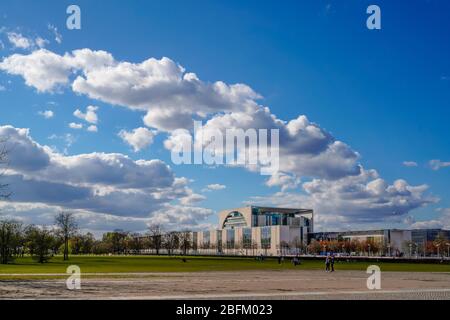 9. April 2020, Berlin, das Bundeskanzleramt im Regierungsbezirk Berlin verwithte an einem schönen Frühlingstag nach dem Abendessen mit schönen Wetterwolken. Das langgestreckte Gebäude läuft fast bis zur Spree. Das Kanzleramt ist die höchste Bundesbehörde und für die Unterstützung der Bundeskanzlerin zuständig. Rezeption über dem Platz der Republik. Weltweit verwendet Stockfoto