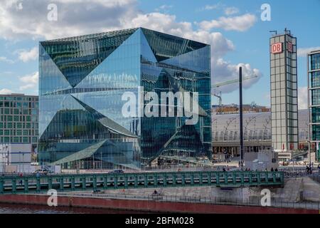 9. April 2020, Berlin, der neue berliner Würfel, ein modernes Bürogebäude in bester Lage am Washingtonplatz an der Spree an einem schönen Frühlingssafttag im April, in einer unsichtbaren Nachbarschaft zum Berliner Hauptbahnhof. Weltweit verwendet Stockfoto