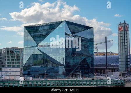 9. April 2020, Berlin, der neue berliner Würfel, ein modernes Bürogebäude in bester Lage am Washingtonplatz an der Spree an einem schönen Frühlingssafttag im April, in einer unsichtbaren Nachbarschaft zum Berliner Hauptbahnhof. Weltweit verwendet Stockfoto