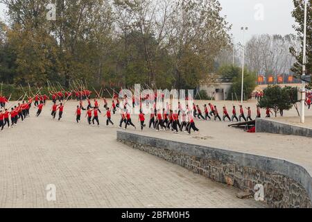 Dengfeng, China - 16. Oktober 2018: Ausbildung von Schülern der Kampfkunstschule auf dem Platz. Schule Der Kampfkunst Der Shaolin. Stockfoto