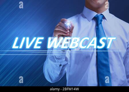 Geschäftsmann schreibt Live-Webcast auf virtuellen Bildschirm. Internet- und Netzwerkkonzept. Stockfoto