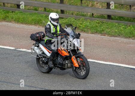 KTM 790 Adventure; Motorradfahrer; Zweiradtransport, Motorräder, Fahrzeug, Straßen, Motorräder, Motorradfahrer, die auf der Autobahn M6 Chorley fahren, Großbritannien Stockfoto