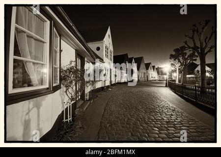 17. April 2020, Schleswig, die Fischersiedlung Holm in der Schleswig-Altstadt. S/W-Foto an einem schönen Frühlingsabend in der Dämmerung. Der Name der Siedlung basiert auf dem norddeutschen oder dänischen Wort Holm. Es bedeutet kleine Insel. Weltweit verwendet Stockfoto