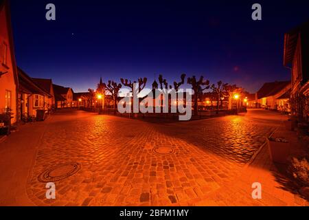 17. April 2020, Schleswig, die Fischersiedlung Holm in der Altstadt von Schleswig mit dem zentralen Friedhof und der Friedhofskapelle des Holmer beliebt. Foto an einem schönen Frühlingsabend zur blauen Stunde. Der Name der Siedlung basiert auf dem norddeutschen oder dänischen Wort Holm. Es bedeutet kleine Insel. Weltweit verwendet Stockfoto