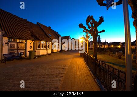 17. April 2020, Schleswig, die Fischersiedlung Holm in der Schleswig-Altstadt. Foto an einem schönen Frühlingsabend zur blauen Stunde. Der Name der Siedlung basiert auf dem norddeutschen oder dänischen Wort Holm. Es bedeutet kleine Insel. Weltweit verwendet Stockfoto