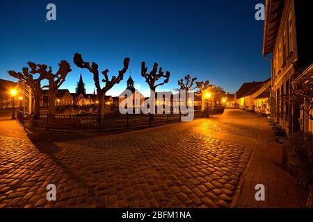 17. April 2020, Schleswig, die Fischersiedlung Holm in der Altstadt von Schleswig mit dem zentralen Friedhof und der Friedhofskapelle des Holmer beliebt. Foto an einem schönen Frühlingsabend zur blauen Stunde. Der Name der Siedlung basiert auf dem norddeutschen oder dänischen Wort Holm. Es bedeutet kleine Insel. Weltweit verwendet Stockfoto