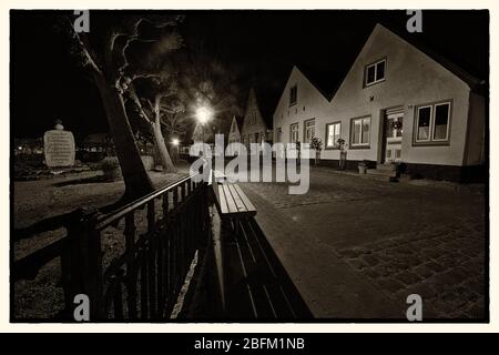 17. April 2020, Schleswig, die Fischersiedlung Holm in der Schleswig-Altstadt. S/W-Foto an einem schönen Frühlingsabend in der Dämmerung. Der Name der Siedlung basiert auf dem norddeutschen oder dänischen Wort Holm. Es bedeutet kleine Insel. Weltweit verwendet Stockfoto