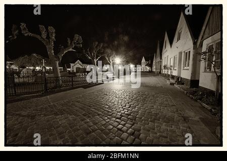 17. April 2020, Schleswig, die Fischersiedlung Holm in der Schleswig-Altstadt. S/W-Foto an einem schönen Frühlingsabend in der Dämmerung. Der Name der Siedlung basiert auf dem norddeutschen oder dänischen Wort Holm. Es bedeutet kleine Insel. Weltweit verwendet Stockfoto