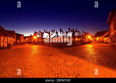 17. April 2020, Schleswig, die Fischersiedlung Holm in der Altstadt von Schleswig mit dem zentralen Friedhof und der Friedhofskapelle des Holmer beliebt. Foto an einem schönen Frühlingsabend zur blauen Stunde. Der Name der Siedlung basiert auf dem norddeutschen oder dänischen Wort Holm. Es bedeutet kleine Insel. Weltweit verwendet Stockfoto