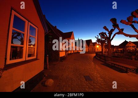 17. April 2020, Schleswig, die Fischersiedlung Holm in der Schleswig-Altstadt. Foto an einem schönen Frühlingsabend zur blauen Stunde. Der Name der Siedlung basiert auf dem norddeutschen oder dänischen Wort Holm. Es bedeutet kleine Insel. Weltweit verwendet Stockfoto