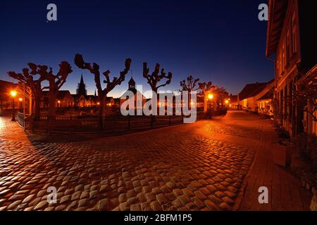 17. April 2020, Schleswig, die Fischersiedlung Holm in der Altstadt von Schleswig mit dem zentralen Friedhof und der Friedhofskapelle des Holmer beliebt. Foto an einem schönen Frühlingsabend zur blauen Stunde. Der Name der Siedlung basiert auf dem norddeutschen oder dänischen Wort Holm. Es bedeutet kleine Insel. Weltweit verwendet Stockfoto