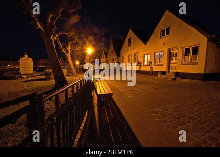 17. April 2020, Schleswig, die Fischersiedlung Holm in der Schleswig-Altstadt. Foto an einem schönen Frühlingsabend zur blauen Stunde. Der Name der Siedlung basiert auf dem norddeutschen oder dänischen Wort Holm. Es bedeutet kleine Insel. Weltweit verwendet Stockfoto