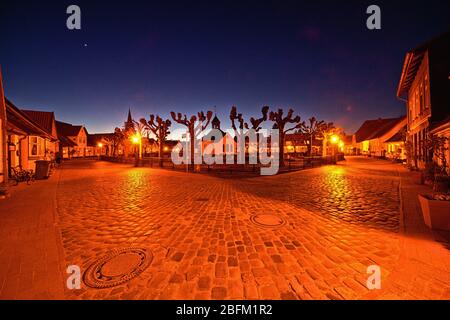 17. April 2020, Schleswig, die Fischersiedlung Holm in der Altstadt von Schleswig mit dem zentralen Friedhof und der Friedhofskapelle des Holmer beliebt. Foto an einem schönen Frühlingsabend zur blauen Stunde. Der Name der Siedlung basiert auf dem norddeutschen oder dänischen Wort Holm. Es bedeutet kleine Insel. Weltweit verwendet Stockfoto