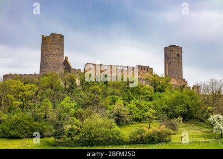 Burg Münzenberg, eine Ruine aus dem Hochmittelalter in der Stadt Münzenberg, Wetteraukreis, Hessen, Deutschland Stockfoto