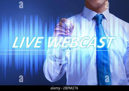Geschäftsmann schreibt Live-Webcast auf virtuellen Bildschirm. Internet- und Netzwerkkonzept. Stockfoto