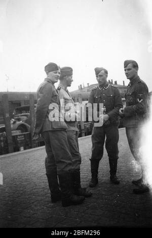 2. Weltkrieg, SS-Soldaten in Dresden mit dem Zug nach Belgien, Deutschland Stockfoto